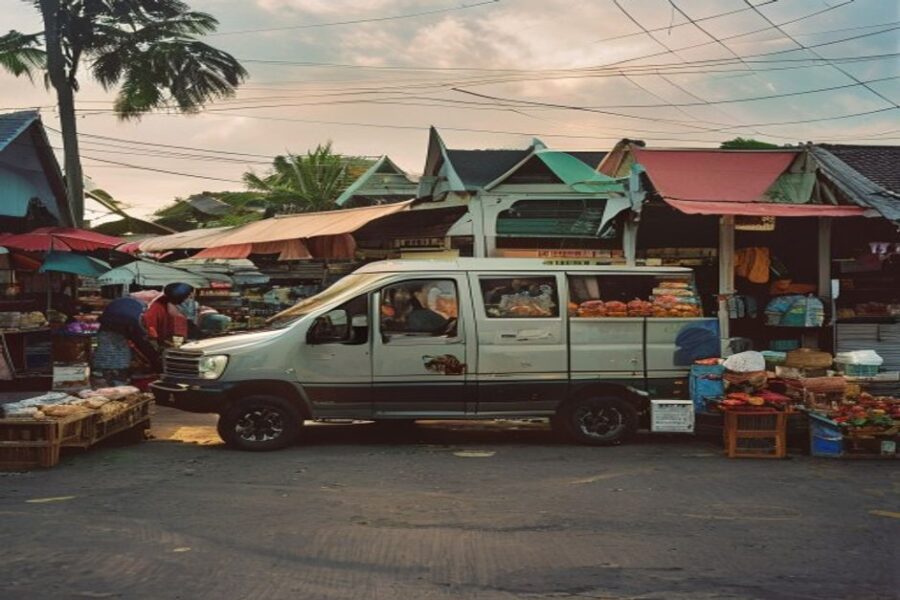 Xe van điện phục vụ phân phối hàng hóa tại chợ miền Tây