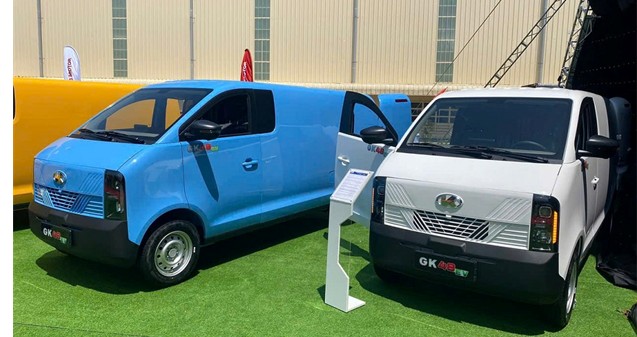 So sánh xe van điện và xe van xăng trong vận tải nội đô miền Tây