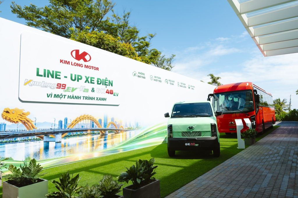 Gian hàng Kim Long Motor trưng bày xe van GK48 EV và xe buýt KIMLONG99 EV tại DITF 2026