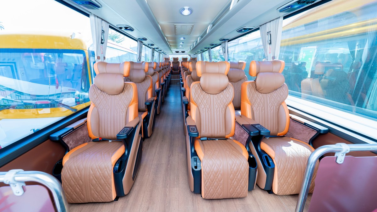 Khoang ghế Limousine nhập khẩu bên trong xe bus KIMLONG99-N29