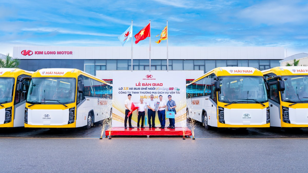 Lễ bàn giao lô 15 xe bus ghế ngồi KIMLONG99-N29 cho Vận tải Hải Nam tại Kim Long Motor Huế