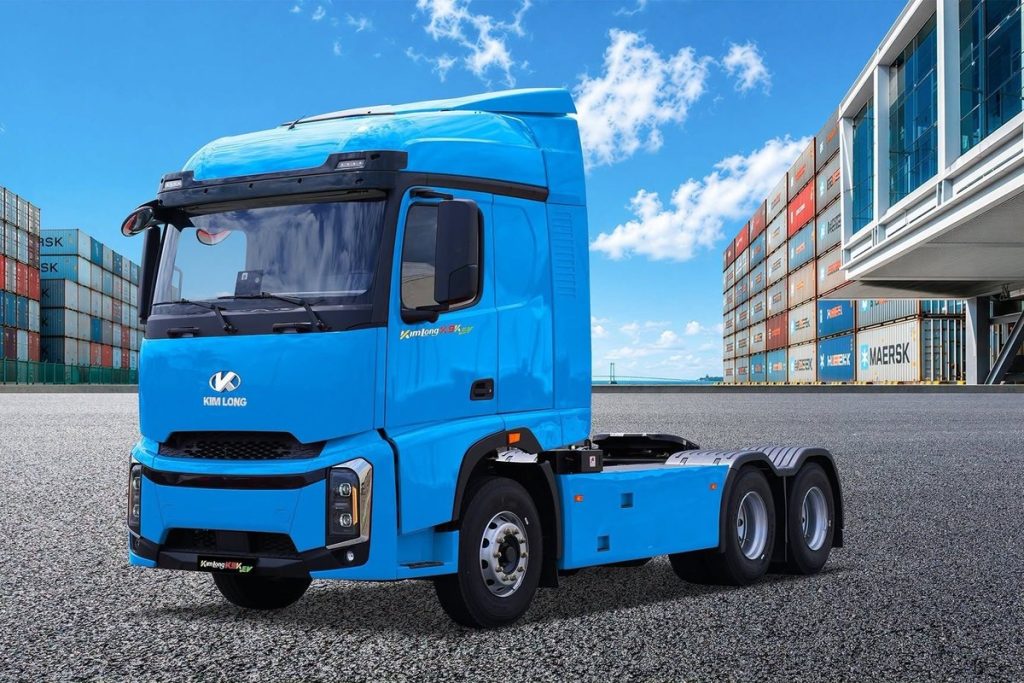 Xe đầu kéo điện Kim Long K9KEV nhìn chéo trước tại bãi container